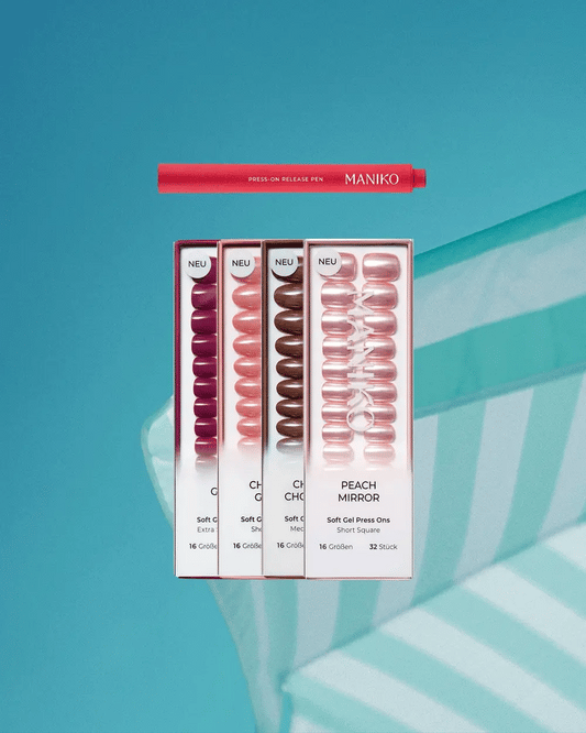 4-piece nail art set includes a free nail lamp.